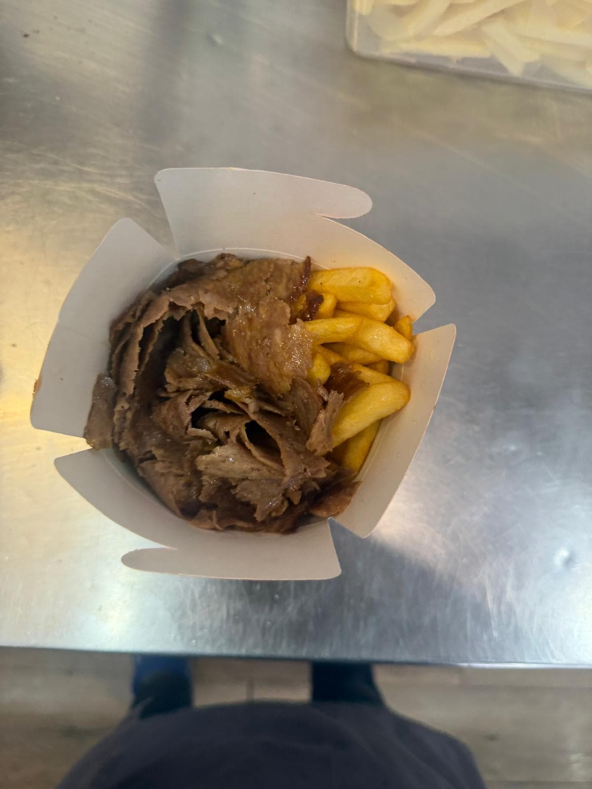 Dönerbox mit Fleisch und Pommes