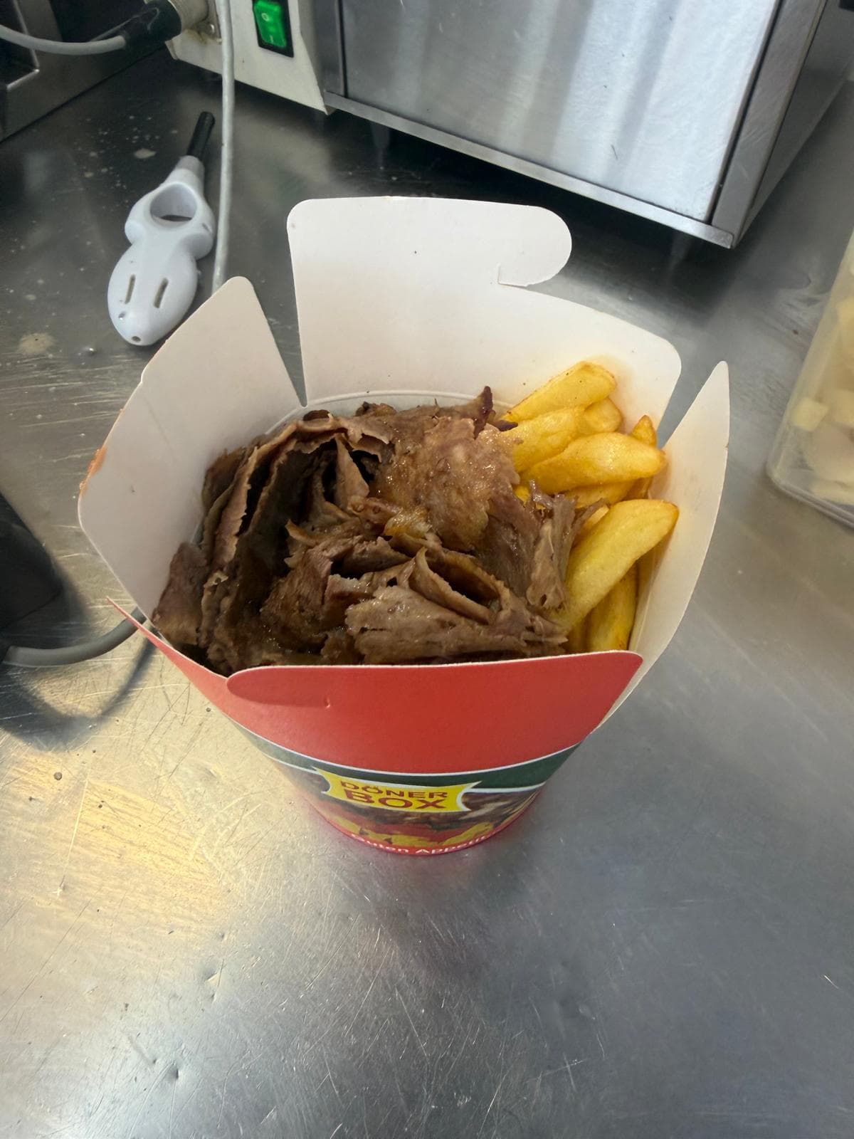 Dönerbox mit Pommes