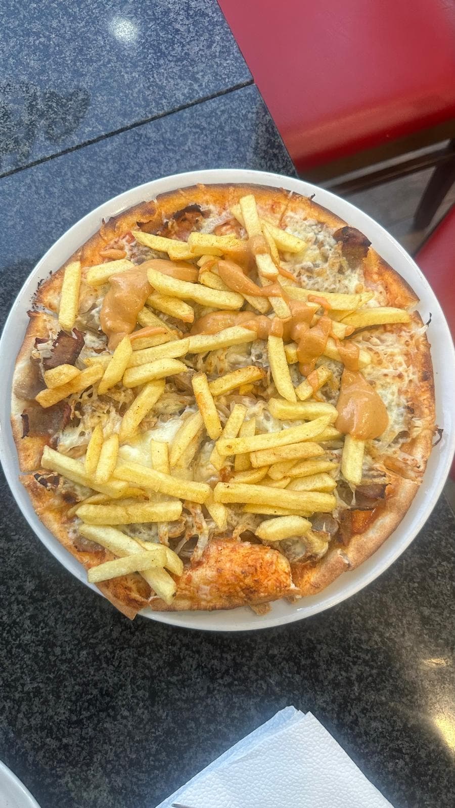 Dönerpizza mit Pommes und Sauce