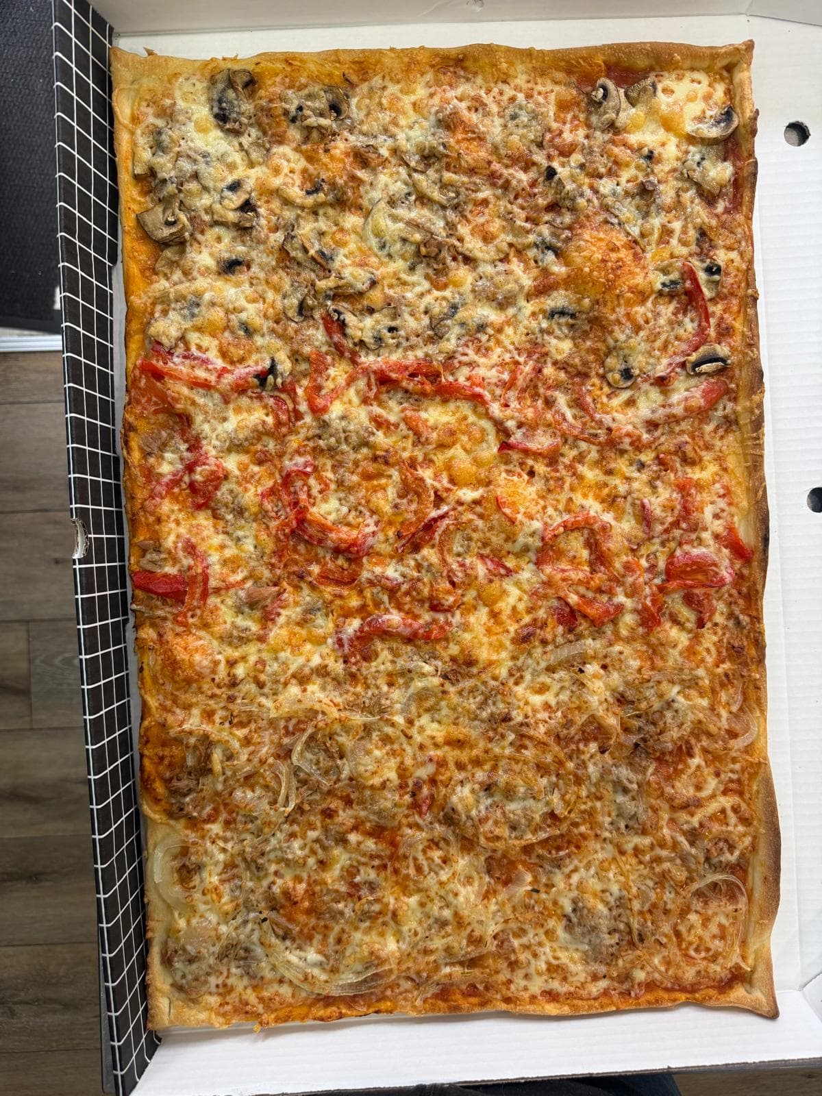 Familienpizza mit Pilzen und Paprika