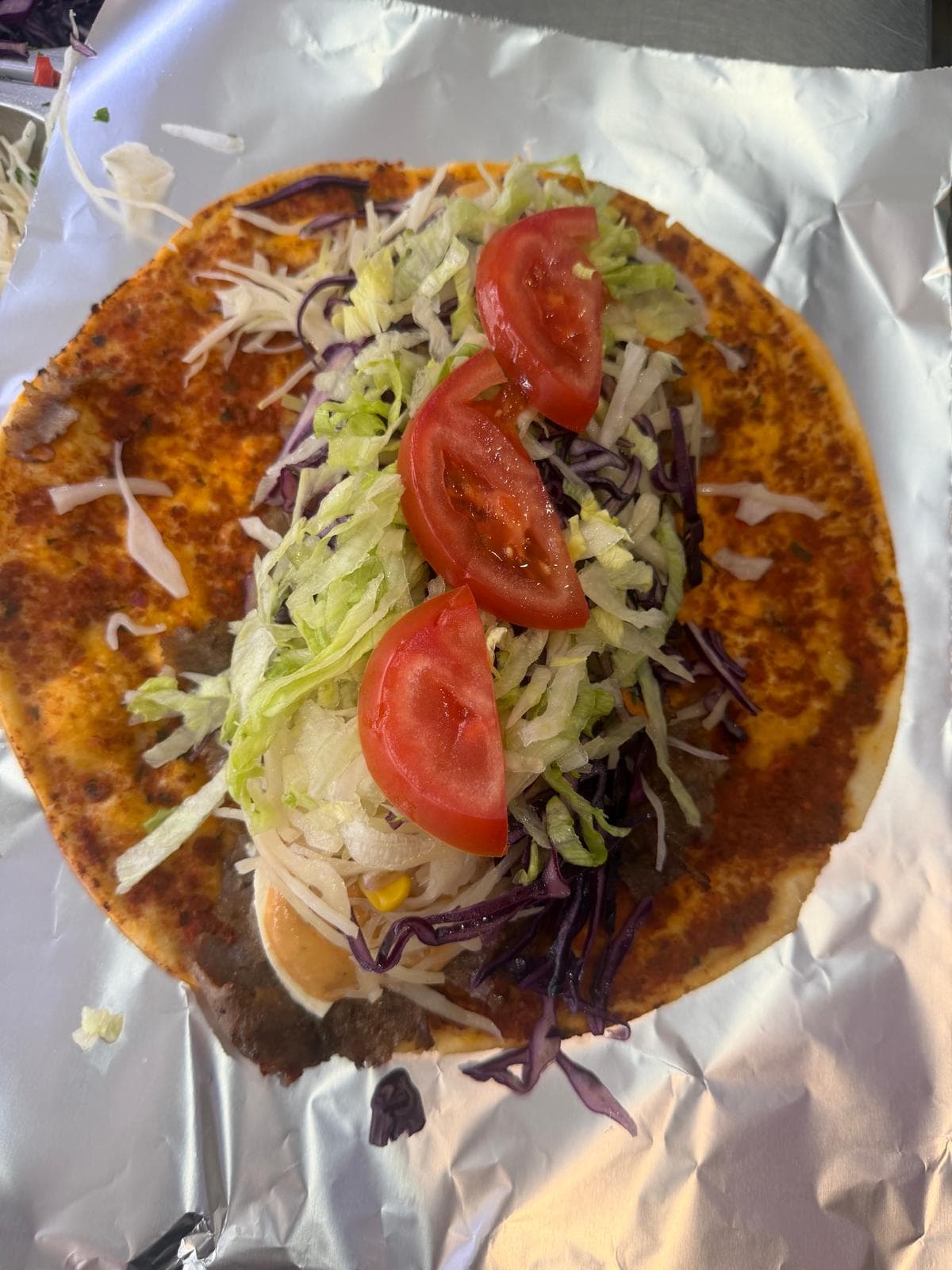 Lahmacun mit Salat