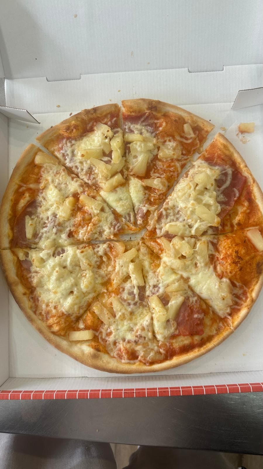 Pizza Hawaii mit Schinken, Ananas und Käse