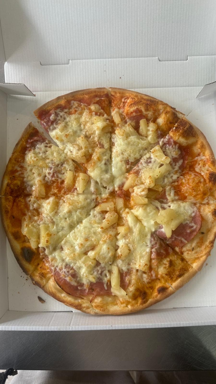 Pizza Hawaii frisch aus dem Karton
