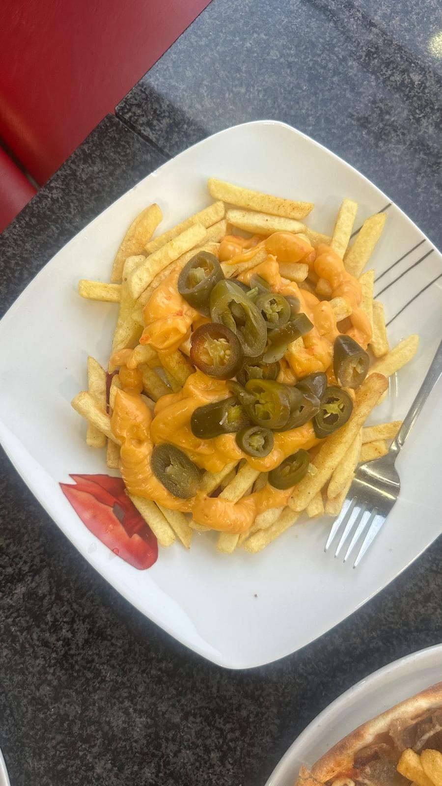 Pommes mit Käsesauce und Jalapenos